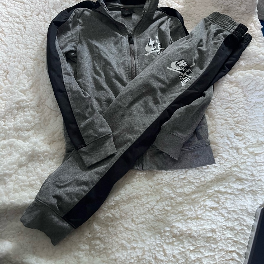 Nike Air 2 piece set size 7
